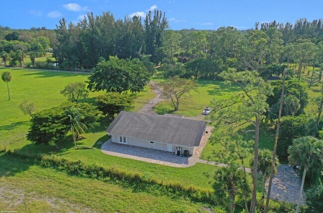 Building Photo - 2221 F Rd