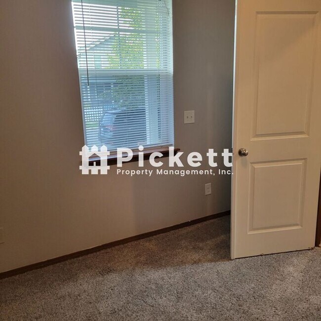 Foto del edificio - 4 Bedroom West Bremerton Home