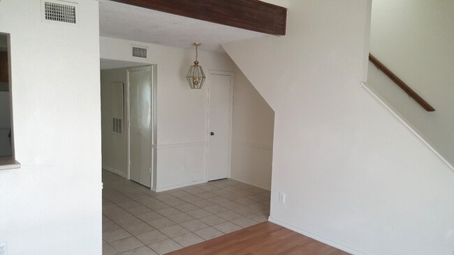 Building Photo - 1324 Bluffview Dr