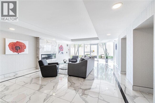 Photo du bâtiment - 5280 Lakeshore Rd.