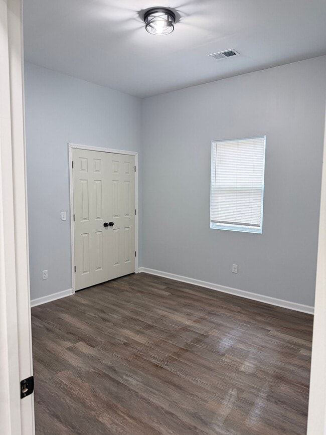 Foto del edificio - 2325 Woodland Ave