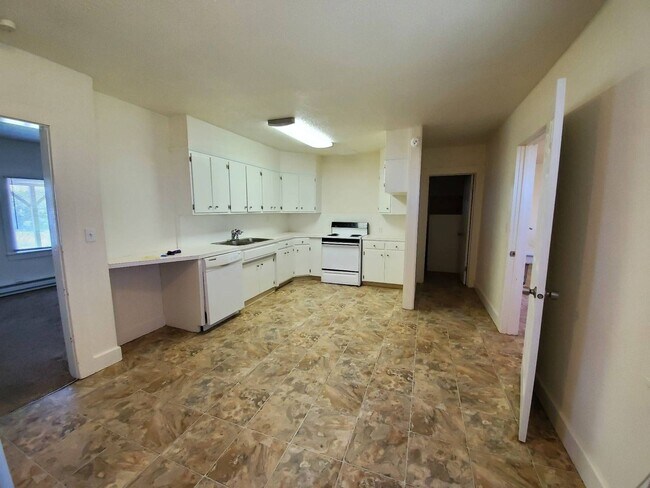 Building Photo - 3 Bedroom Home