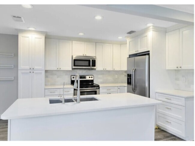 Building Photo - 3 Bedroom, 2 Bath Heart Of Hourglass Downt...