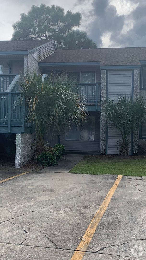 Building Photo - 910 Brett Dr