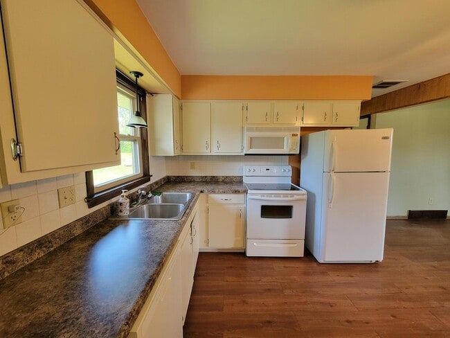 Building Photo - 205 Sharon St