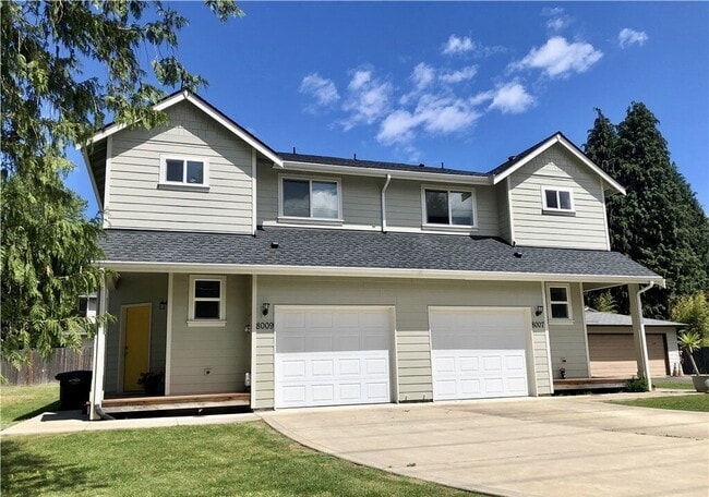 Foto del edificio - Updated University Place Townhome: 3 Beds, 2 Baths, Garage + Driveway Parking