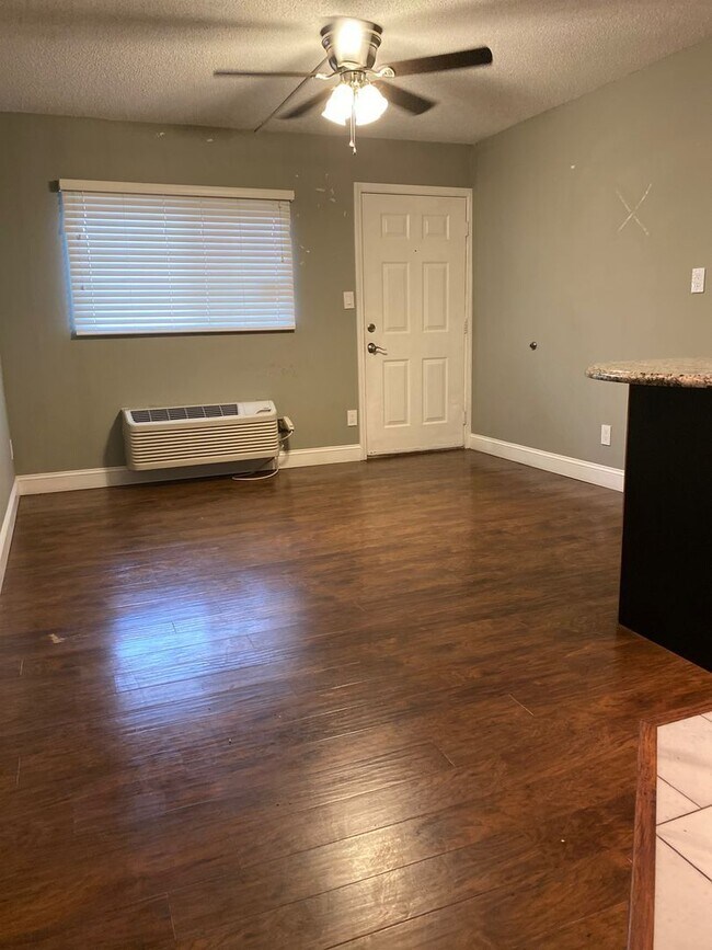 Foto del edificio - 1BR Condo | In-Unit Laundry, City Views, W...