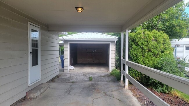 Building Photo - 2 Bedroom Home In Shadle With Fenced Back ...