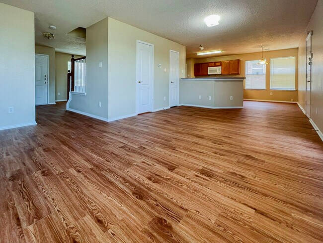 Building Photo - Huge 4/2.5 in Cedar Hill
