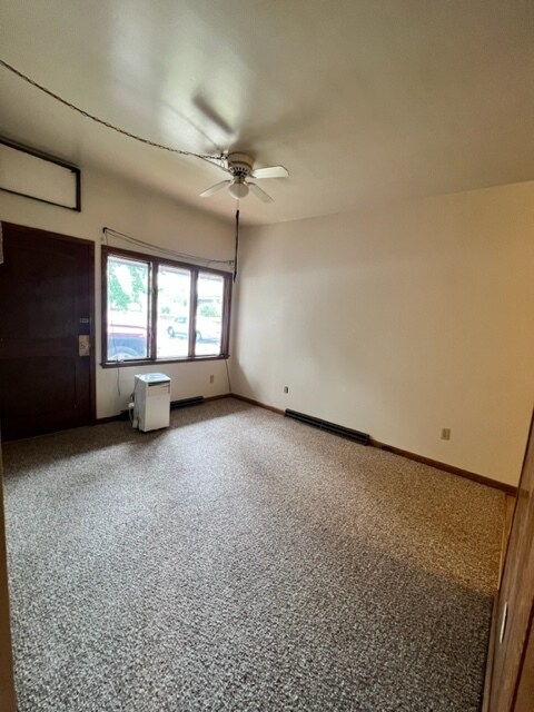 Vista 1: Sala de estar: alfombra nueva - 720 Main St