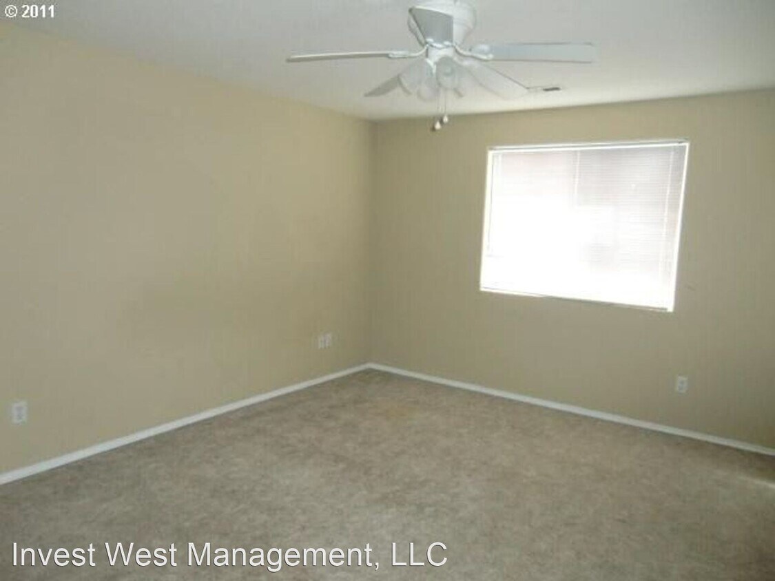 Building Photo - 808 NE 163rd Ave