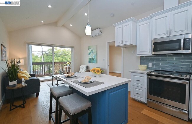 Building Photo - 3856 Vineyard Ave