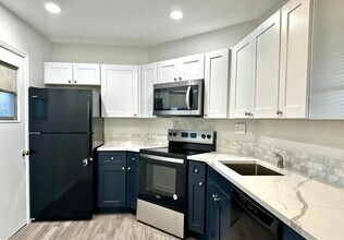 Building Photo - 6 Greenway Village N