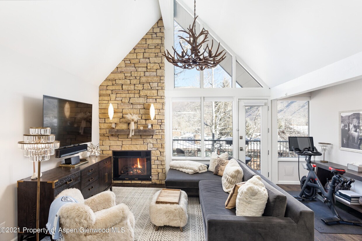 Primary Photo - Rental in the Heart of Aspen Core