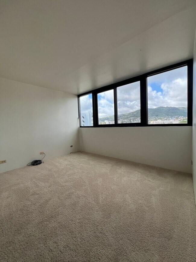 Building Photo - Super Convenient location in Town, close t...