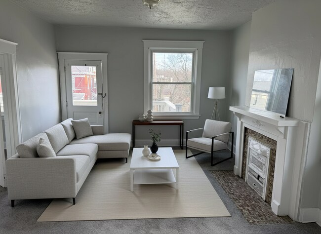 Sala de estar del segundo piso - 2025 Burnet Ave