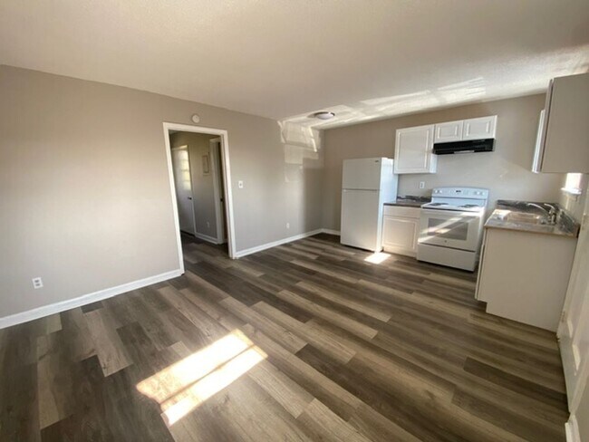 Building Photo - 1 Bed 1 Bath Apartment with Water and Tras...