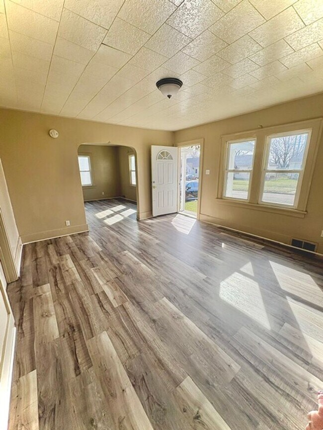 Foto del edificio - AVAILABLE NOW!