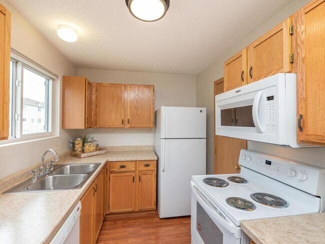 Building Photo - Staring Lake Village Townhome in Eden Prairie