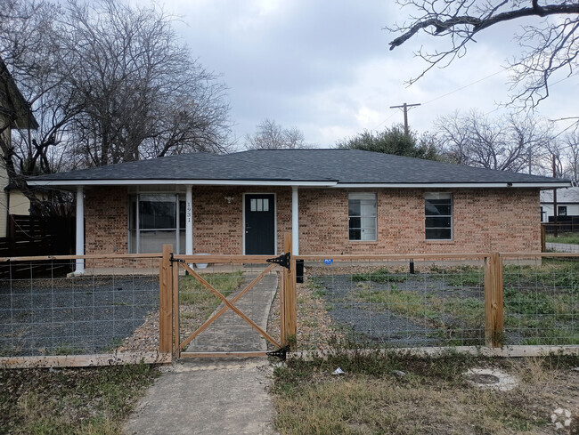 Building Photo - Room in House on N PanAm Expy