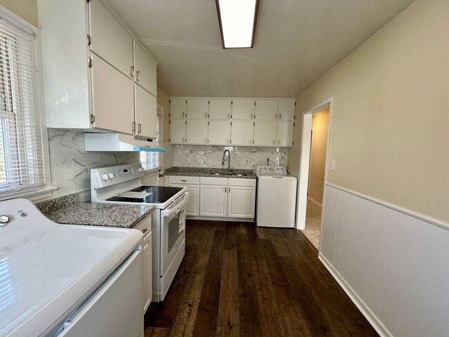 Building Photo - Updated 3BR/1BA in Greensboro near Revolut...