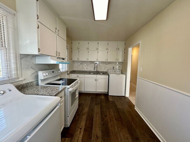 Foto del edificio - Updated 3BR/1BA in Greensboro near Revolut...