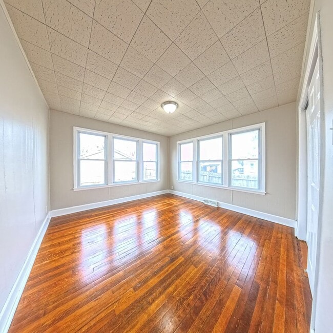 Building Photo - Adorable 3 Bedroom 1 Bath Ranch Style Home