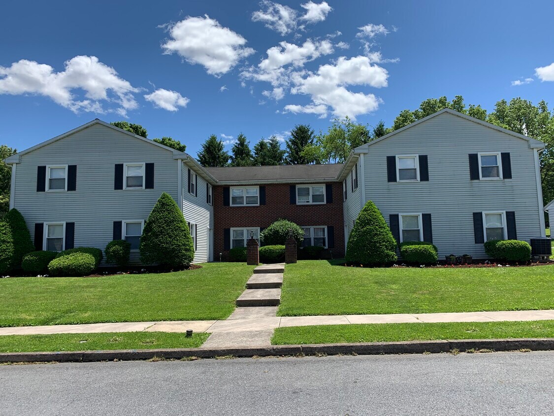 Primary Photo - 974 E Oak St
