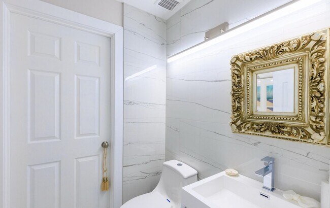 Foto del edificio - 5241 Jog Ln