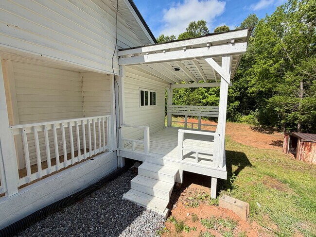 Foto del edificio - Hamptonville - HWY 901 - 3 Bedroom/ 1 Bathroom