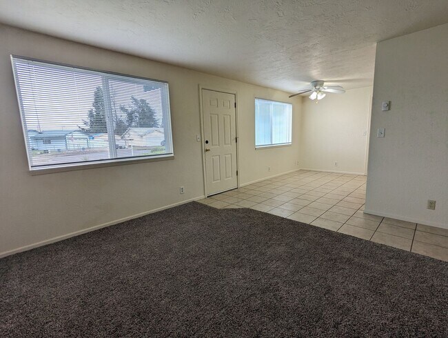 Building Photo - Great 3-Bedroom, 1-Bath Home With Huge Bac...