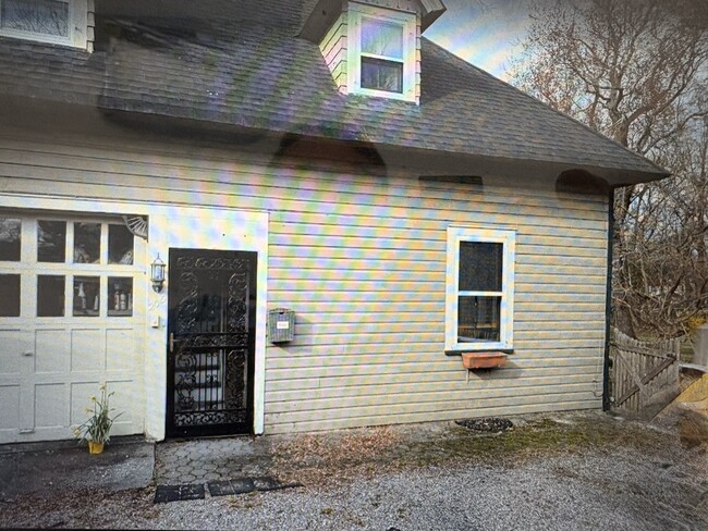 Entrance - 207 Holly St
