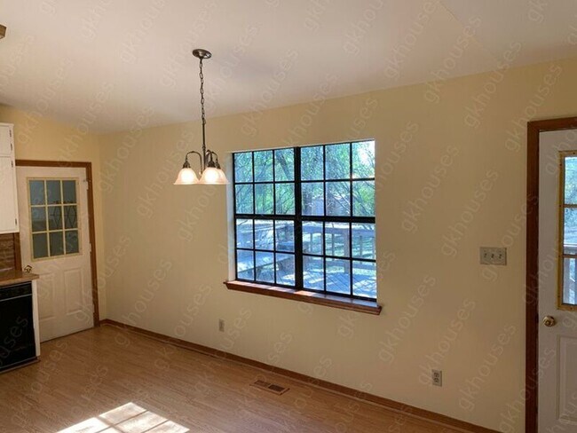 Building Photo - 2025 Phillips Cir