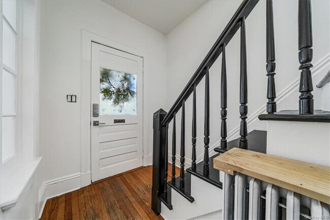 Building Photo - 8 Howe St