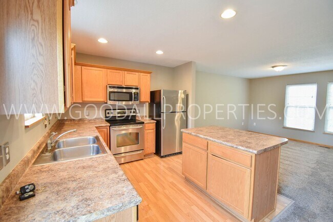 Foto del edificio - 2 Bedroom, 2.5 bath townhome in Urbandale with attached 2 car garage!!!