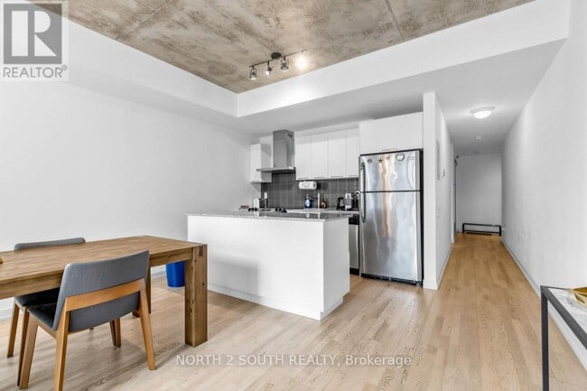 Building Photo - 95 Bathurst St