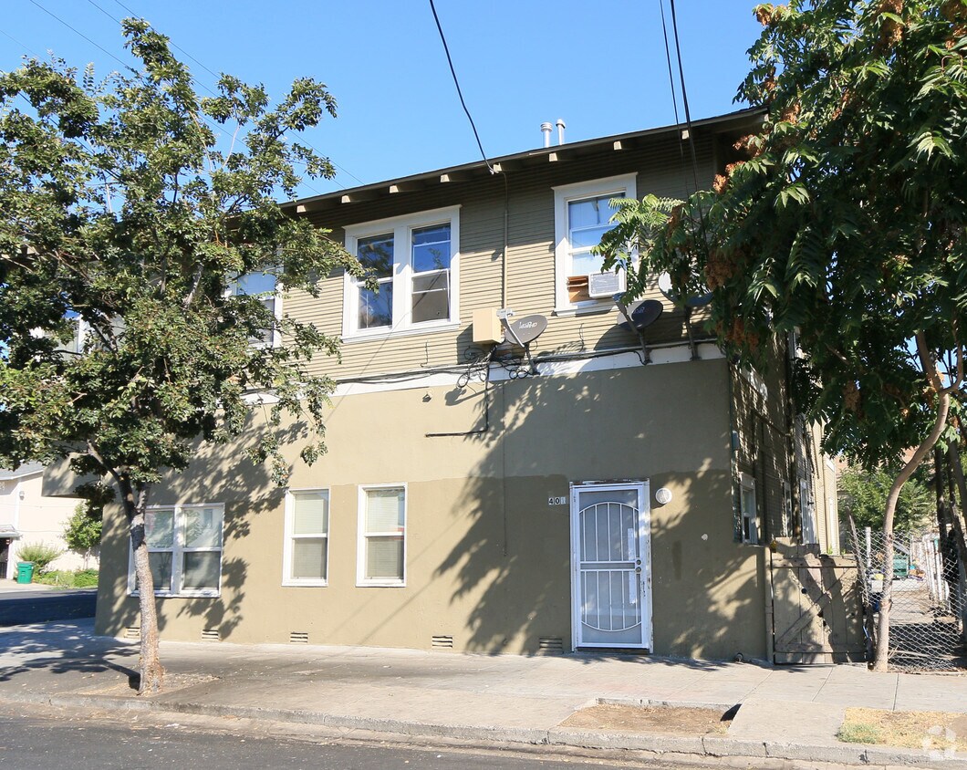 Building Photo - 401 E Clay St
