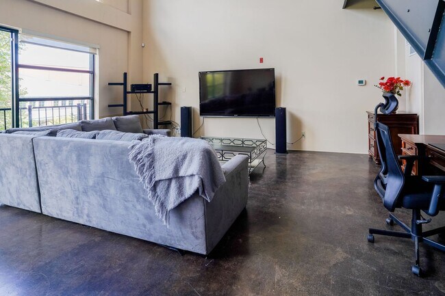 Foto del edificio - Fully Furnished Mid-Term 2-Level Condo | 1,549 Sq Ft | Private Parking | Shared Living