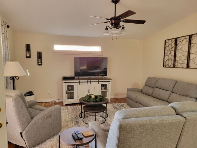 Building Photo - Furnished Winter House