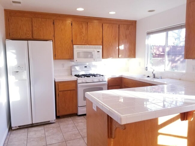 Building Photo - 3 Bedroom, 2.5 Bath Home for Rent near UC ...