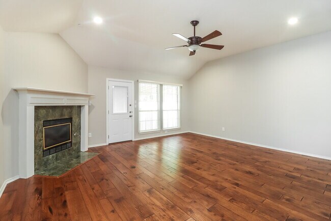 Foto del edificio - 7824 Blossom Dr