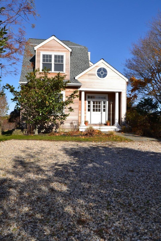 Foto principal - 136 Old West Lake Dr