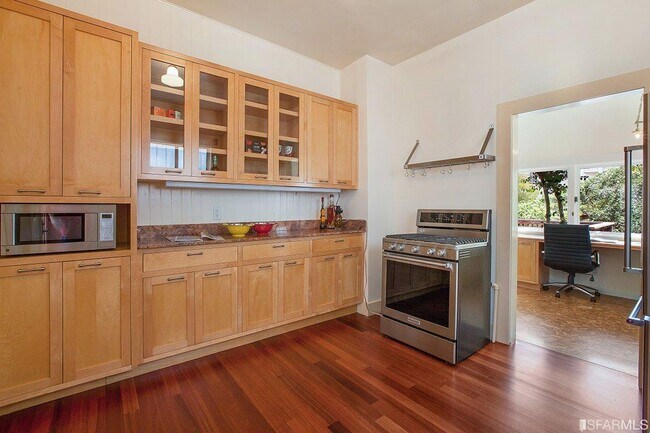 Cocina totalmente nueva con encimeras de granito y electrodomésticos de acero inoxidable. - 2755 Sutter Street