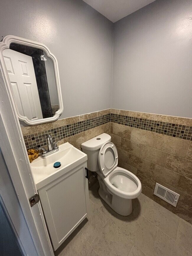 Building Photo - 5 Bedroom Home 21230