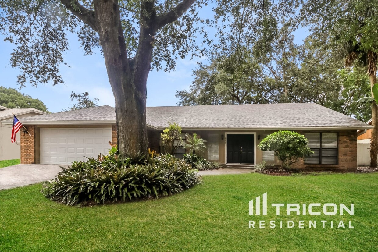 Primary Photo - 949 Yellow Rose Dr