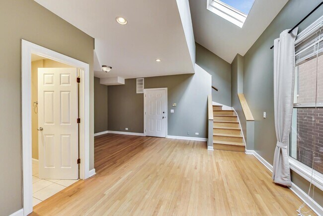 Foto del edificio - 2330 N Greenview Ave