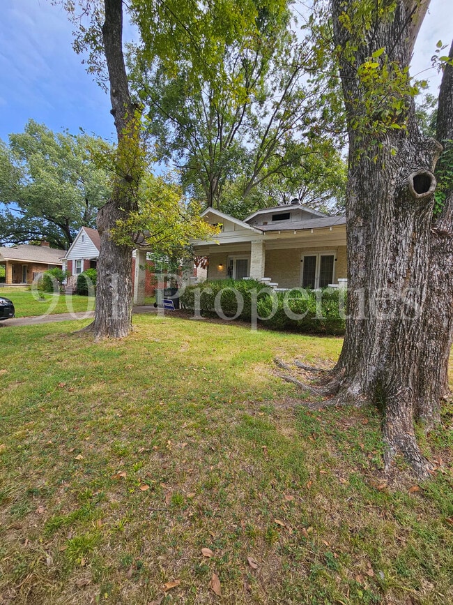 Photo - 582 Loeb St House