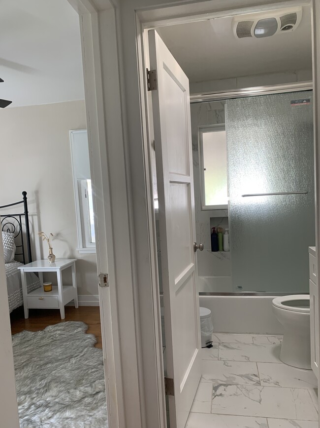 Building Photo - 467 E 44th Cir