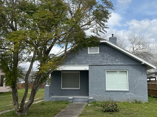 Building Photo - 709 E Jackson Ave