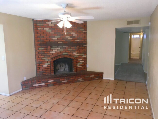 Foto del edificio - 5819 W Grovers Ave